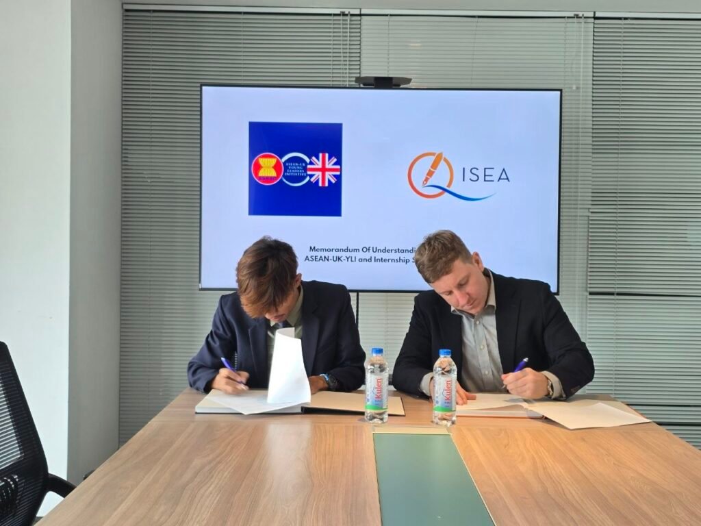 InternshipSEA and ASEAN-UK YLI representatives signing MoU partnership agreement

