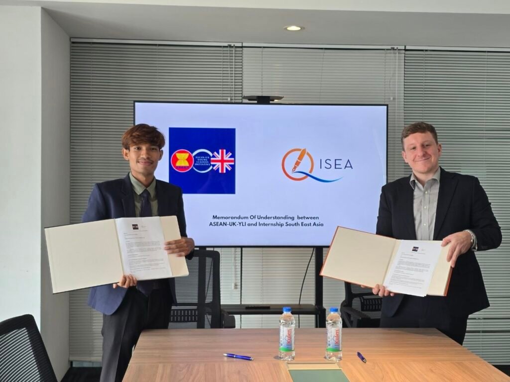 InternshipSEA and ASEAN-UK YLI representatives signing MoU partnership agreement
